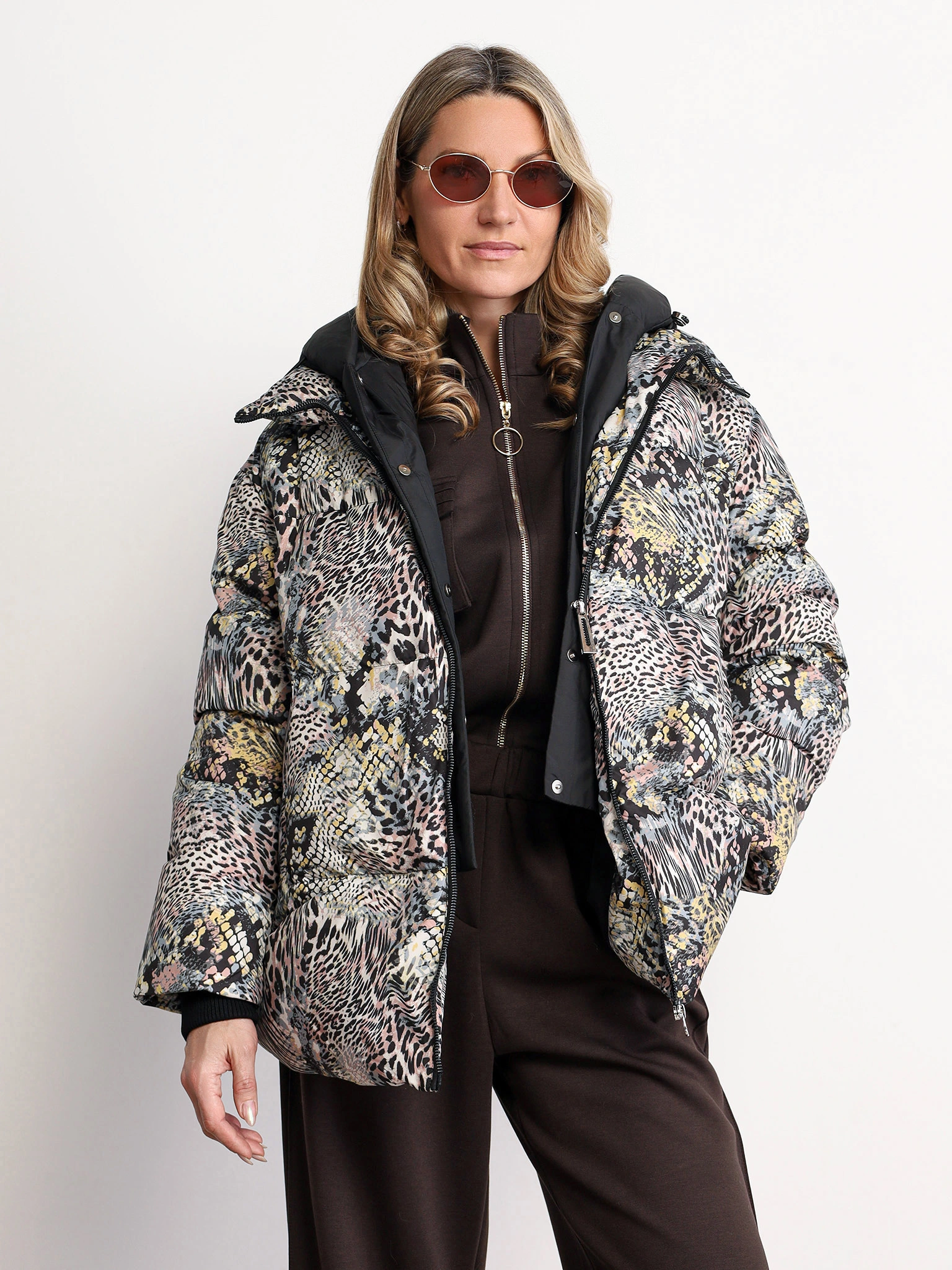 Пуховик с анималистичным принтом цвета мульти с капюшоном-манишкой